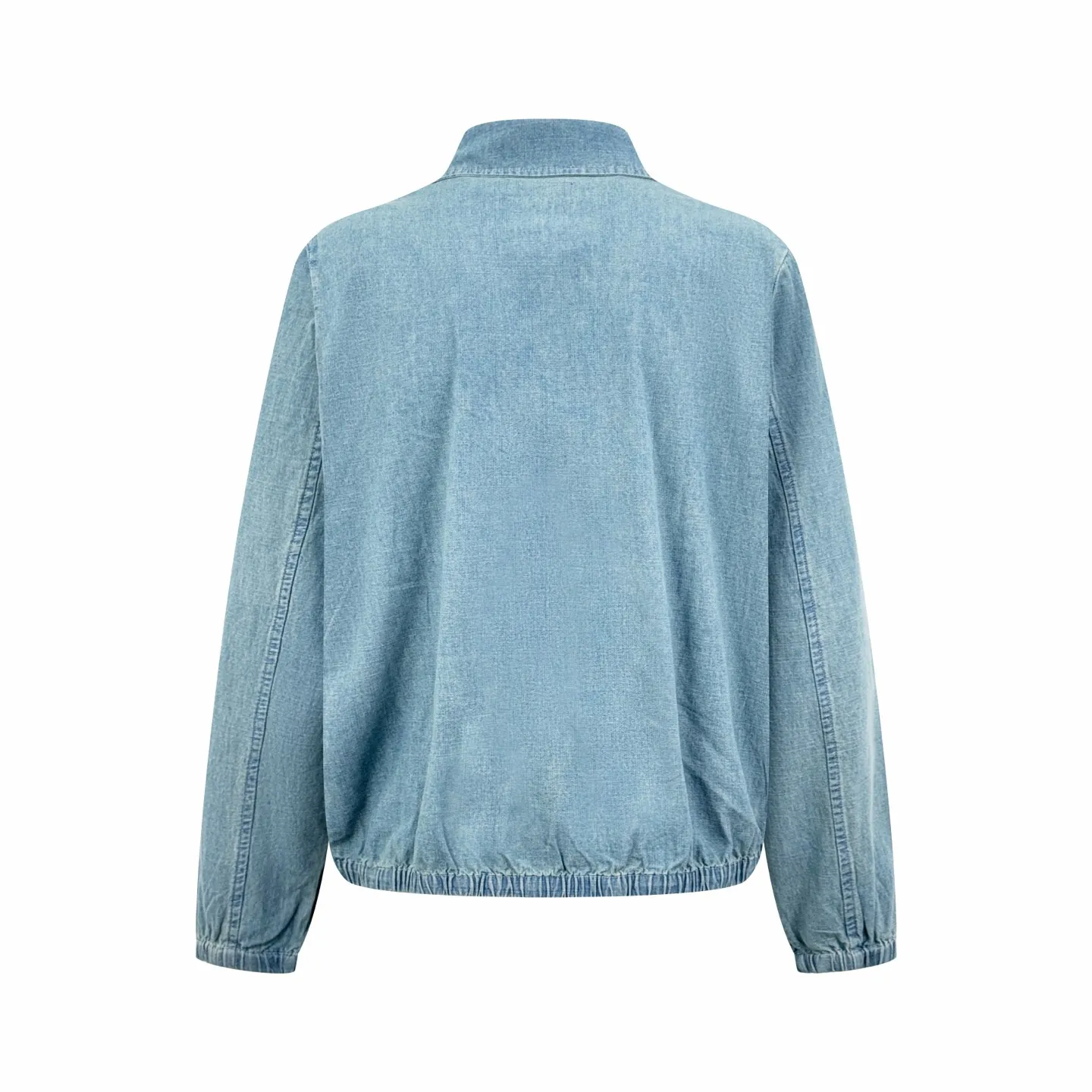 🅿️510 Ralph Lauren colorful pony embroidered denim jacket. Original purchase and development for 2,690. The fabric is made of custom-dyed cloud-like plain cotton denim. Soft and silky, comfortable and close to the skin. Mist-like indigo. A denim poem dyed with time. The exquisite colorful pony logo on the left chest jumps into indigo. It is highly recognizable. It has an atmosphere of freedom and vitality. Pure and smart color symphony. The neckline is neatly folded. The details that are lost at a glance are critical. Reconstruct the classics with neat styles. Even walk with a designed sense of calmness, using imported machine embroidery technology. Use advanced computer control systems and precision mechanical components to realize colorful pony embroidery operations. High precision. Smooth and delicate lines: template machine opens the bag. The preset template guides the position, shape and size of the bag opening. The accuracy ensures the quality of the bag opening effect. The hem is made in one go using a three-needle waist stretching machine. The machine's special needle position and feeding mechanism are used. The elastic band and the fabric are sewn together in the same process. The three-needle design is stronger and can evenly distribute pressure. Ensure that the elastic band is closely attached to the fabric and use a washing and frying process. The special desizing agent is preferred. Then the fabric is soaked in it and evenly sized. After desizing, it is finally rinsed. The workmanship is extremely complicated and the loss is high. Size:S-M-L-XL